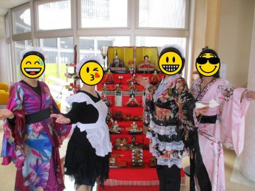 入居者が浴衣や着物で集合写真を撮影している様子。顔が絵文字で隠されている。
